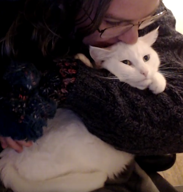 Mise ag pógadh mo chat Easóg. Ní maith léi é.